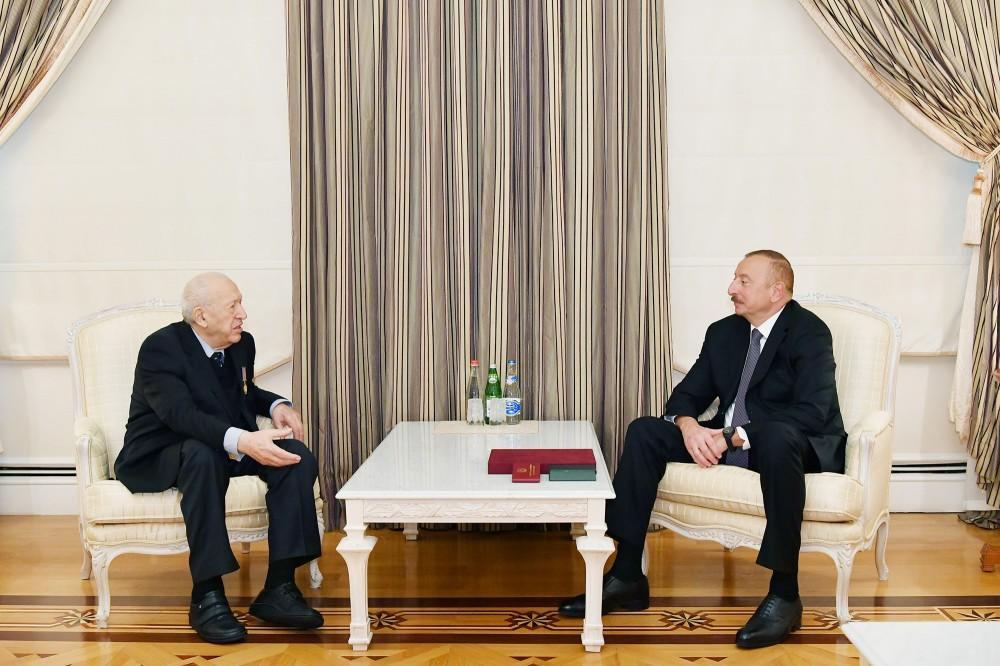 Президент Ильхам Алиев вручил народному художнику Таиру Салахову орден «Эмек» первой степени (ФОТО)