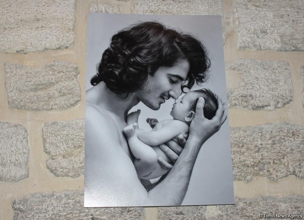 Красивое отцовство в Баку: мир двух мужчин - трехнедельного малыша и его отца (ФОТО)