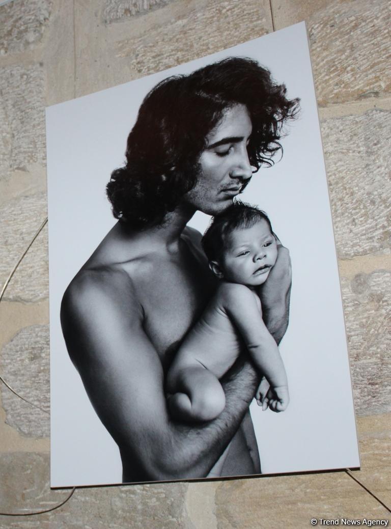 Красивое отцовство в Баку: мир двух мужчин - трехнедельного малыша и его отца (ФОТО)