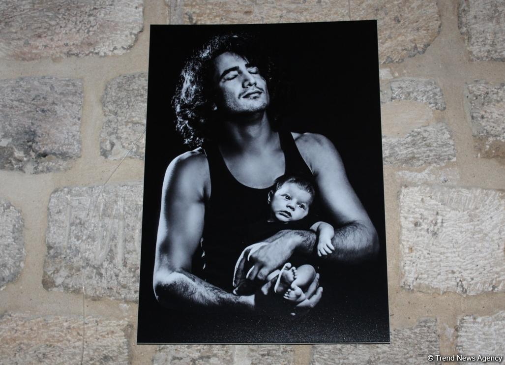 Красивое отцовство в Баку: мир двух мужчин - трехнедельного малыша и его отца (ФОТО)