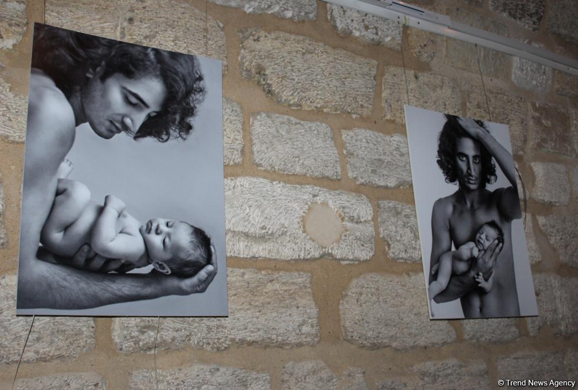 Красивое отцовство в Баку: мир двух мужчин - трехнедельного малыша и его отца (ФОТО)