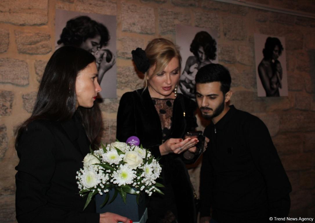 Красивое отцовство в Баку: мир двух мужчин - трехнедельного малыша и его отца (ФОТО)