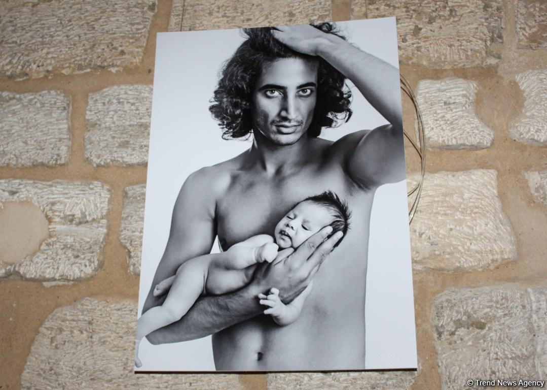 Красивое отцовство в Баку: мир двух мужчин - трехнедельного малыша и его отца (ФОТО)