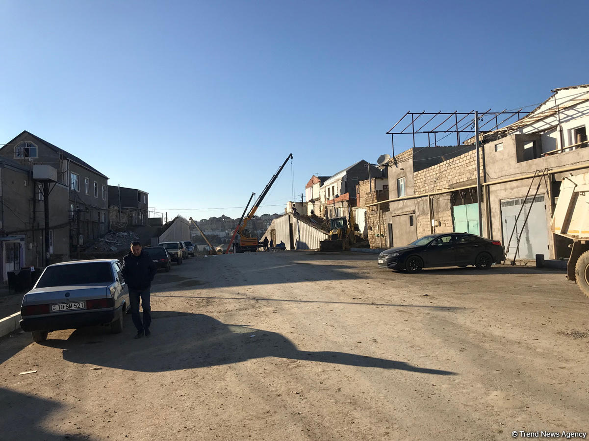 В Баку близится к завершению строительство новой автодороги