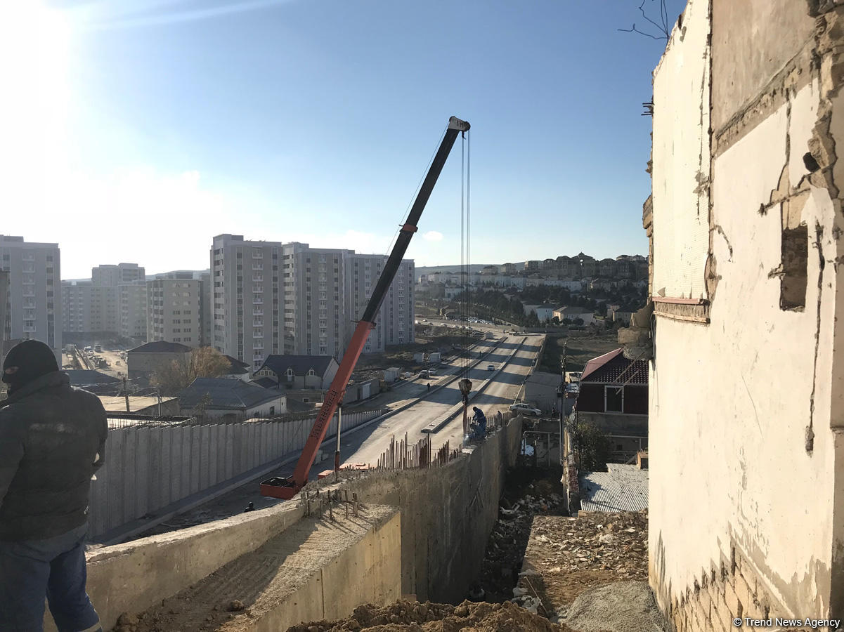 В Баку близится к завершению строительство новой автодороги