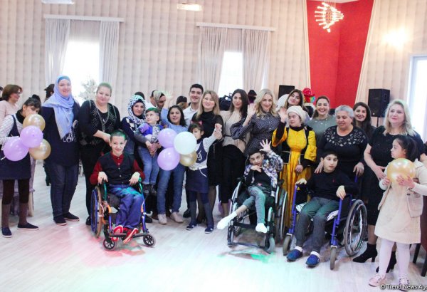 В Баку прошла акция "Подари улыбку детям и мир станет светлее"  (ФОТО)