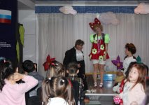 В Баку появилась корова, которая залезает на дерево и ищет клад (ФОТО)