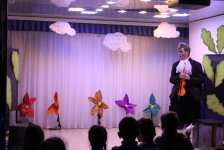 В Баку появилась корова, которая залезает на дерево и ищет клад (ФОТО)