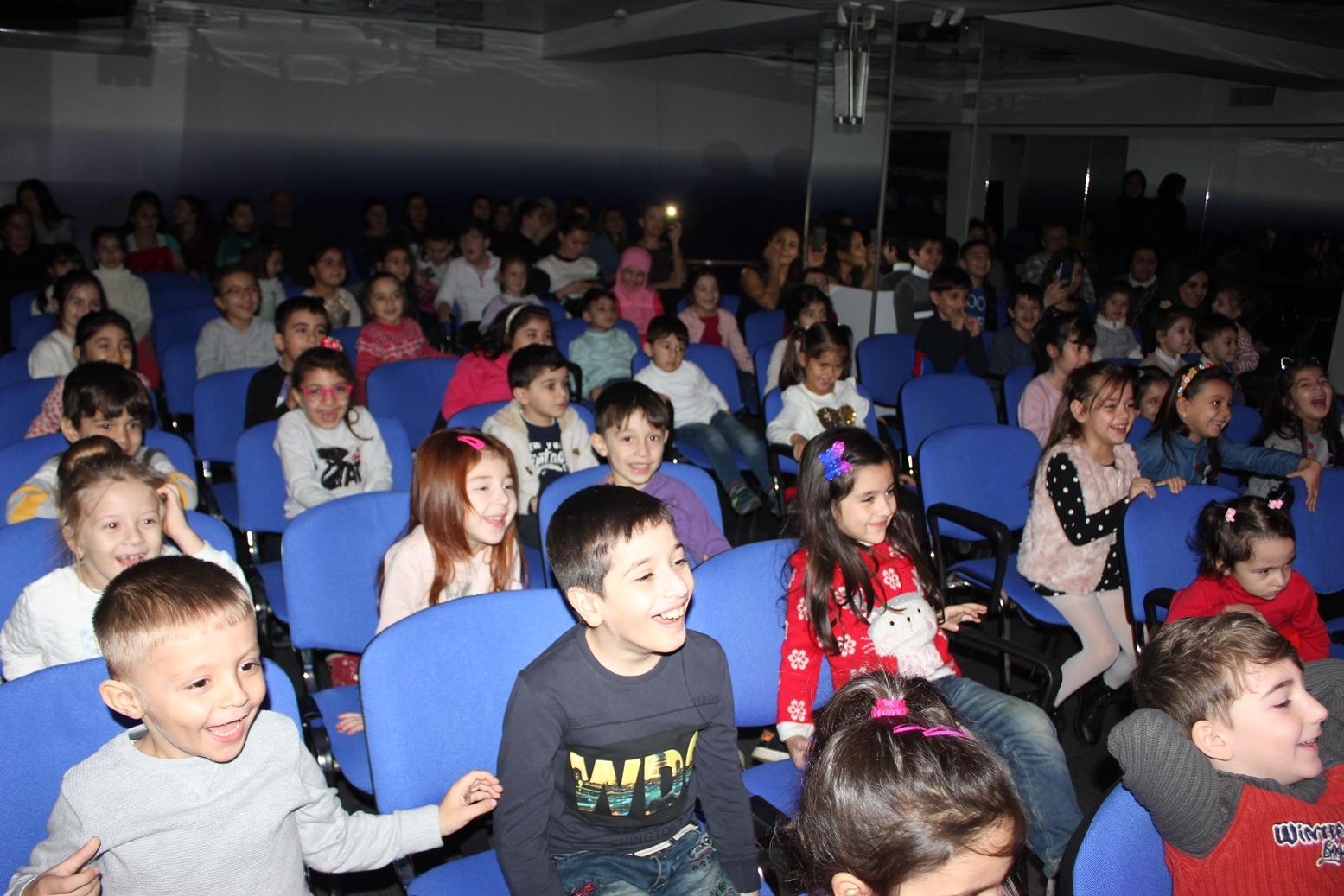 В Баку появилась корова, которая залезает на дерево и ищет клад (ФОТО)