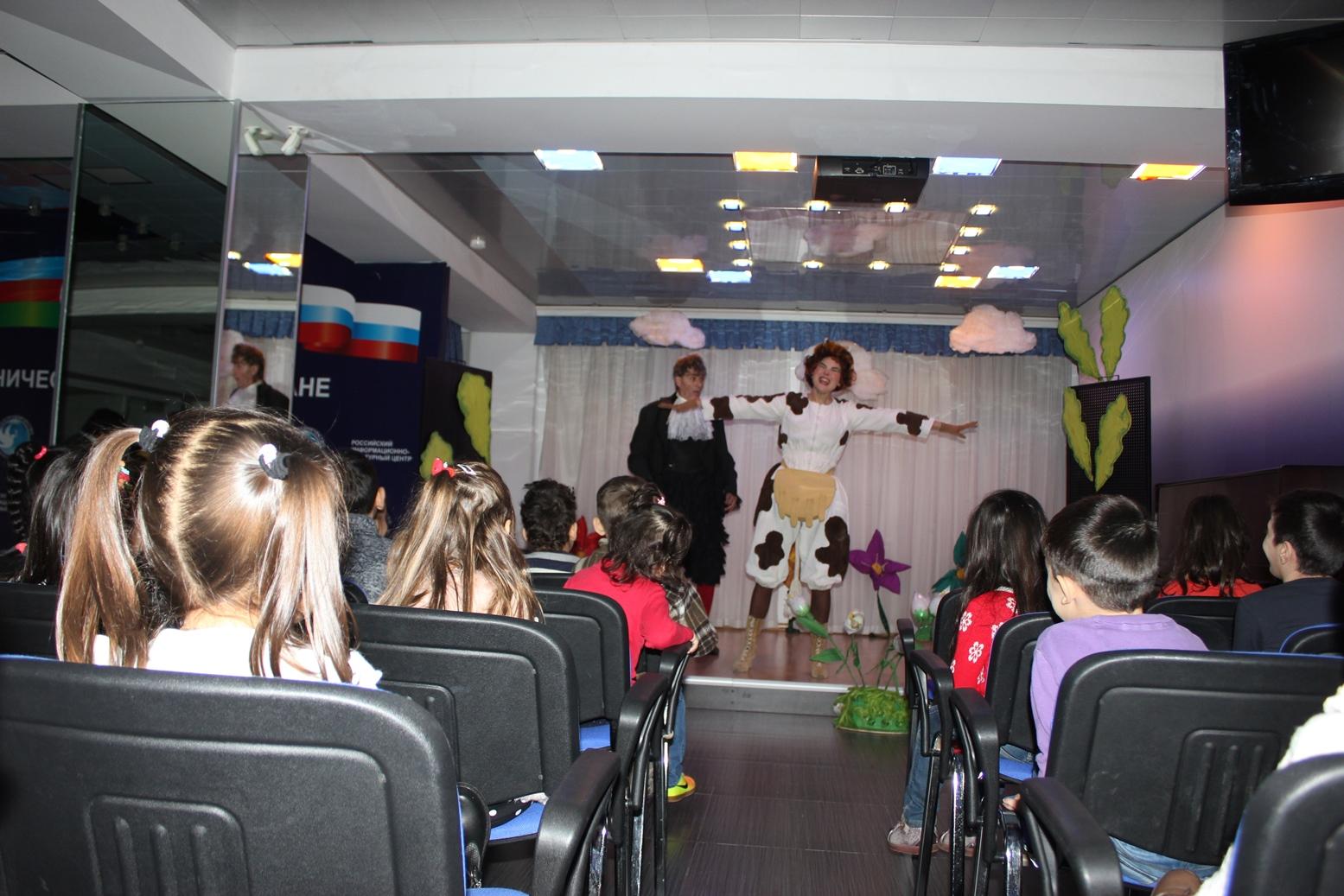 В Баку появилась корова, которая залезает на дерево и ищет клад (ФОТО)