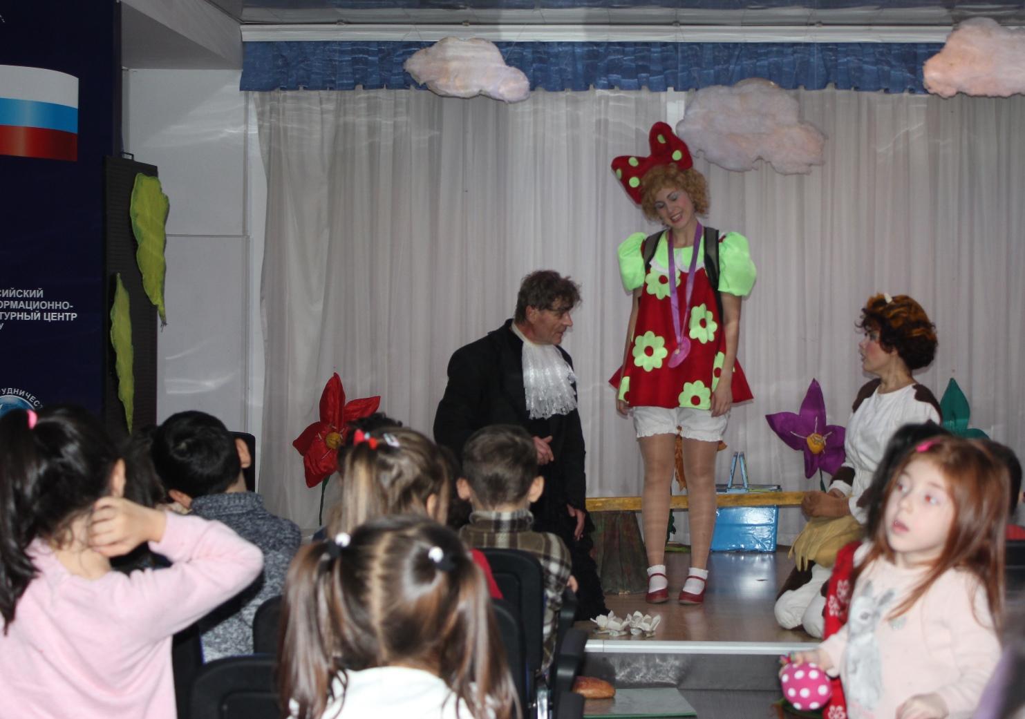 В Баку появилась корова, которая залезает на дерево и ищет клад (ФОТО)