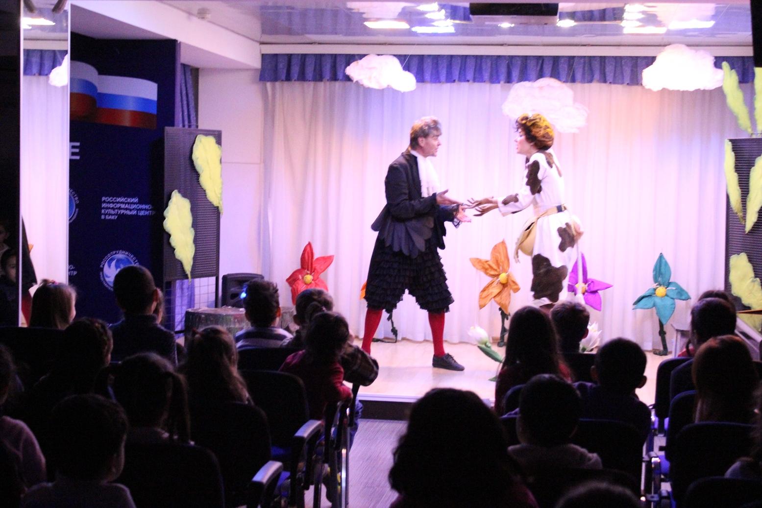 В Баку появилась корова, которая залезает на дерево и ищет клад (ФОТО)