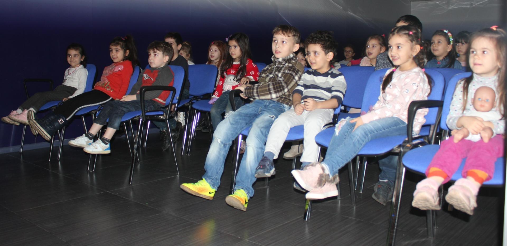 В Баку появилась корова, которая залезает на дерево и ищет клад (ФОТО)