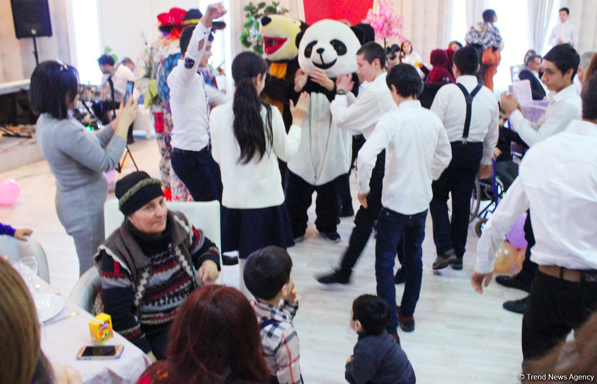 В Баку прошла акция "Подари улыбку детям и мир станет светлее"  (ФОТО)