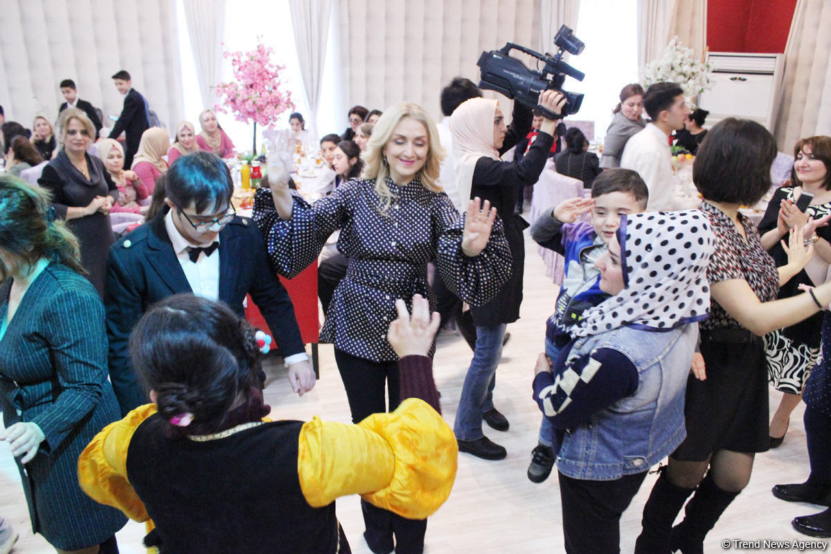 В Баку прошла акция "Подари улыбку детям и мир станет светлее"  (ФОТО)