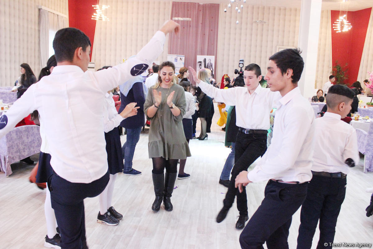 В Баку прошла акция "Подари улыбку детям и мир станет светлее"  (ФОТО)