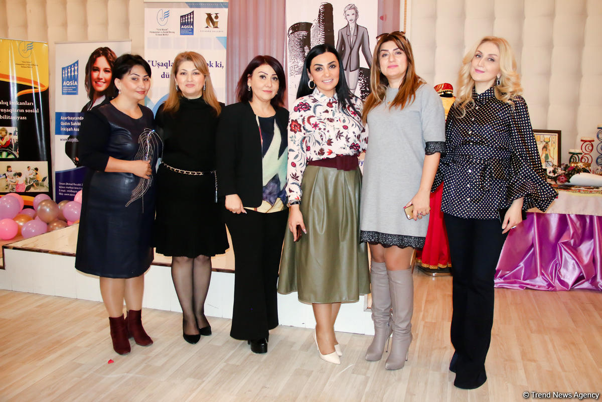 В Баку прошла акция "Подари улыбку детям и мир станет светлее"  (ФОТО)