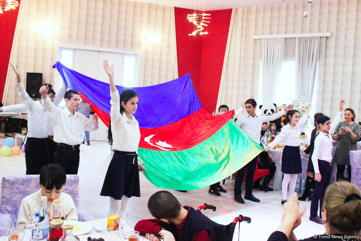 В Баку прошла акция "Подари улыбку детям и мир станет светлее"  (ФОТО)