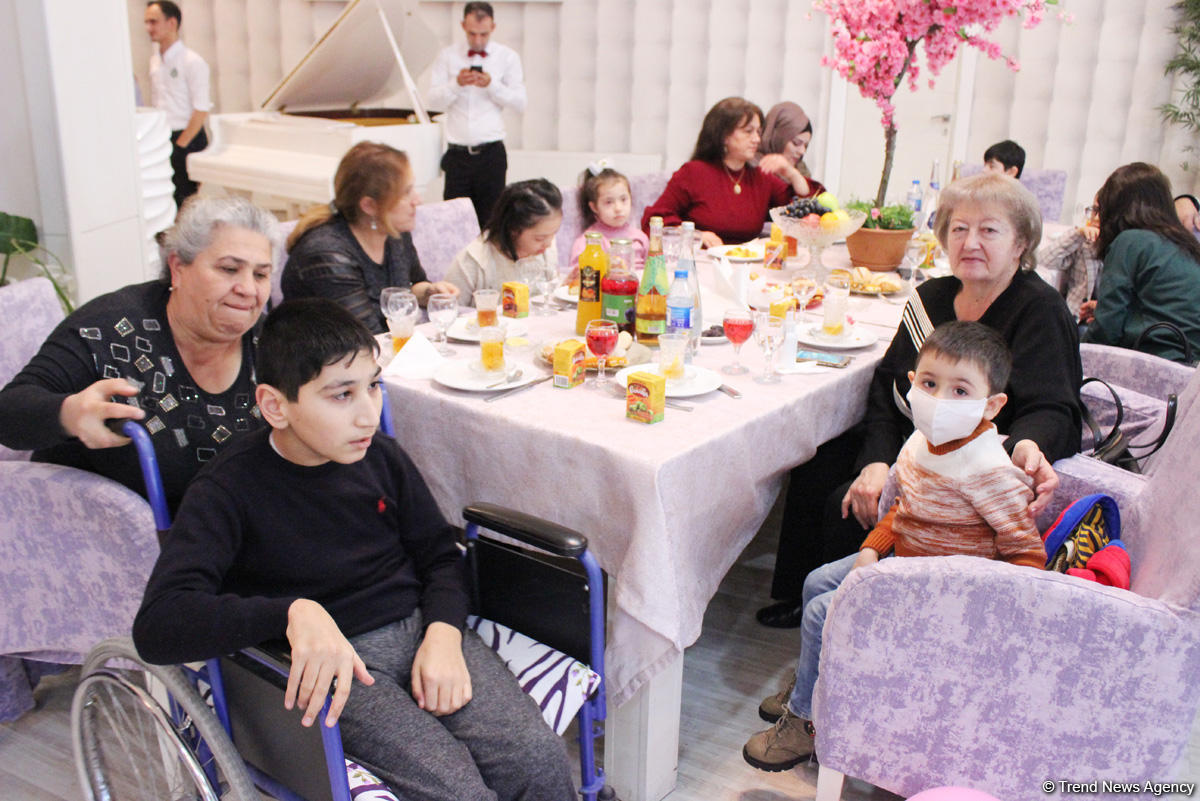 В Баку прошла акция "Подари улыбку детям и мир станет светлее"  (ФОТО)