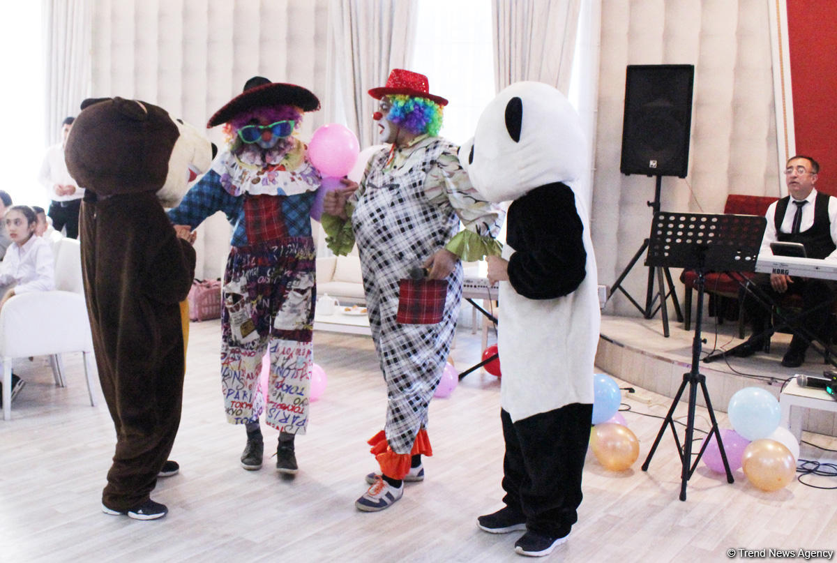 В Баку прошла акция "Подари улыбку детям и мир станет светлее"  (ФОТО)