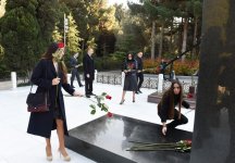 Президент Ильхам Алиев и члены семьи посетили могилу общенационального лидера Гейдара Алиева (ФОТО)