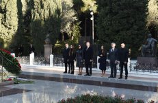Президент Ильхам Алиев и члены семьи посетили могилу общенационального лидера Гейдара Алиева (ФОТО)