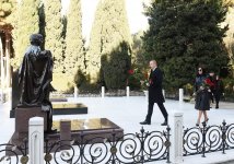 Президент Ильхам Алиев и члены семьи посетили могилу общенационального лидера Гейдара Алиева (ФОТО)