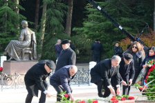 Общественность Азербайджана чтит память великого лидера Гейдара Алиева (ФОТО)