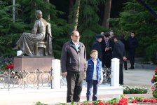 Общественность Азербайджана чтит память великого лидера Гейдара Алиева (ФОТО)