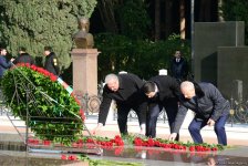 Общественность Азербайджана чтит память великого лидера Гейдара Алиева (ФОТО)