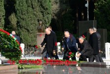 Общественность Азербайджана чтит память великого лидера Гейдара Алиева (ФОТО)