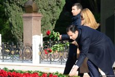 Общественность Азербайджана чтит память великого лидера Гейдара Алиева (ФОТО)