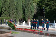 Общественность Азербайджана чтит память великого лидера Гейдара Алиева (ФОТО)