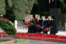 Общественность Азербайджана чтит память великого лидера Гейдара Алиева (ФОТО)