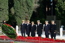 Общественность Азербайджана чтит память великого лидера Гейдара Алиева (ФОТО)