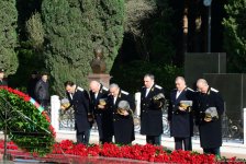 Общественность Азербайджана чтит память великого лидера Гейдара Алиева (ФОТО)