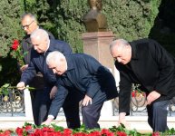 Общественность Азербайджана чтит память великого лидера Гейдара Алиева (ФОТО)