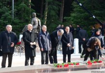 Общественность Азербайджана чтит память великого лидера Гейдара Алиева (ФОТО)