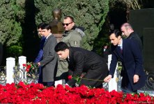 Общественность Азербайджана чтит память великого лидера Гейдара Алиева (ФОТО)