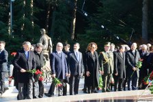 Общественность Азербайджана чтит память великого лидера Гейдара Алиева (ФОТО)