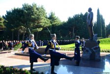 Общественность Азербайджана чтит память великого лидера Гейдара Алиева (ФОТО)