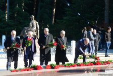 Общественность Азербайджана чтит память великого лидера Гейдара Алиева (ФОТО)