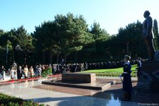 Общественность Азербайджана чтит память великого лидера Гейдара Алиева (ФОТО)