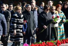 Общественность Азербайджана чтит память великого лидера Гейдара Алиева (ФОТО)