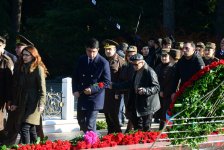 Общественность Азербайджана чтит память великого лидера Гейдара Алиева (ФОТО)