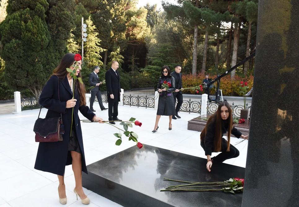 Президент Ильхам Алиев и члены семьи посетили могилу общенационального лидера Гейдара Алиева (ФОТО)