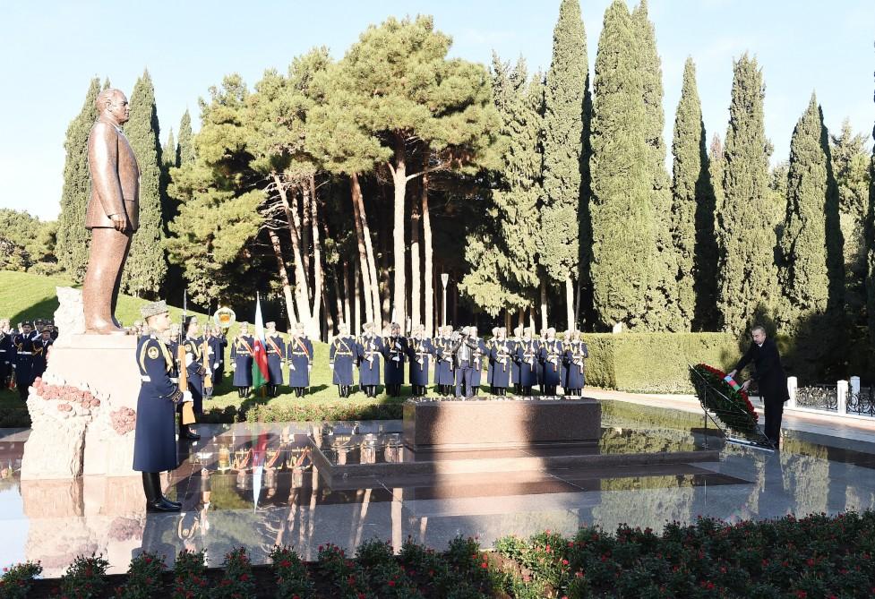 Президент Ильхам Алиев и члены семьи посетили могилу общенационального лидера Гейдара Алиева (ФОТО)