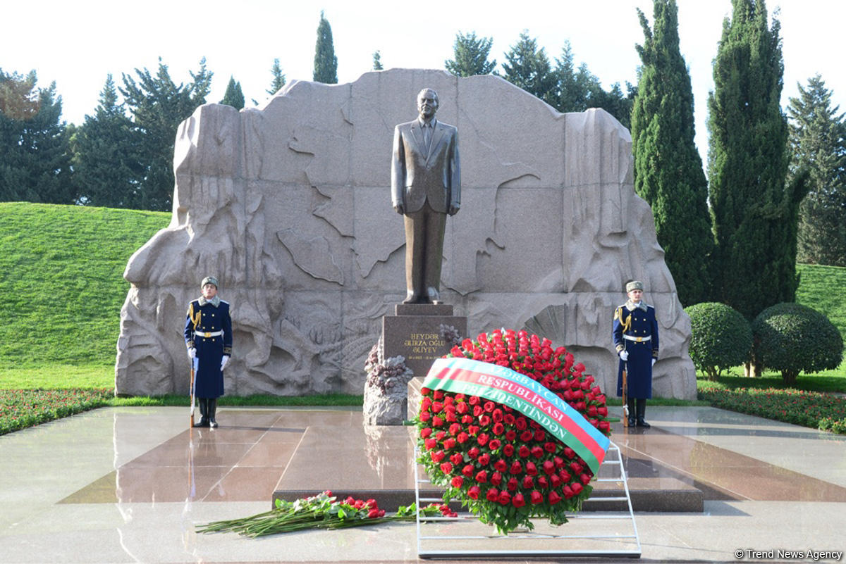 Общественность Азербайджана чтит память великого лидера Гейдара Алиева (ФОТО)