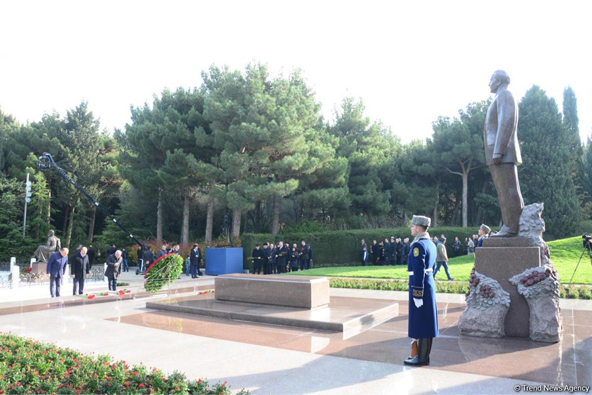 Общественность Азербайджана чтит память великого лидера Гейдара Алиева (ФОТО)