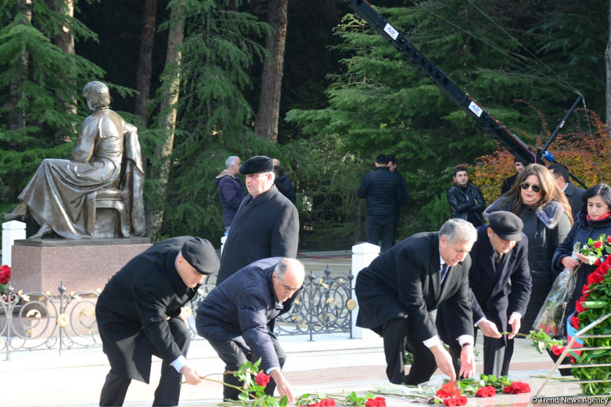 Общественность Азербайджана чтит память великого лидера Гейдара Алиева (ФОТО)